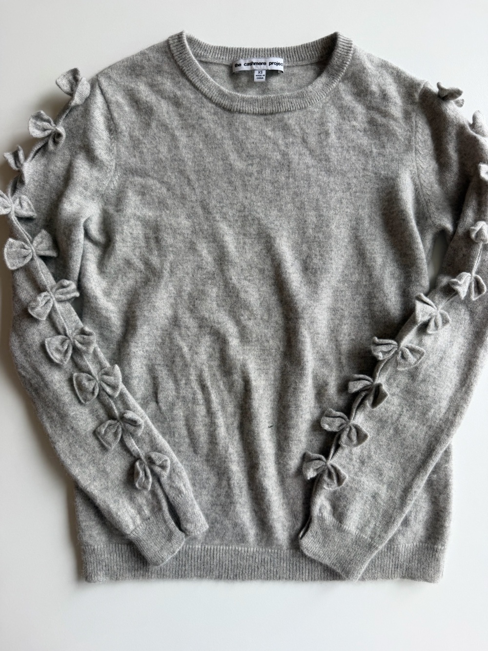 Bow-Detail Cashmere Crewneck Sweater in Light Gray